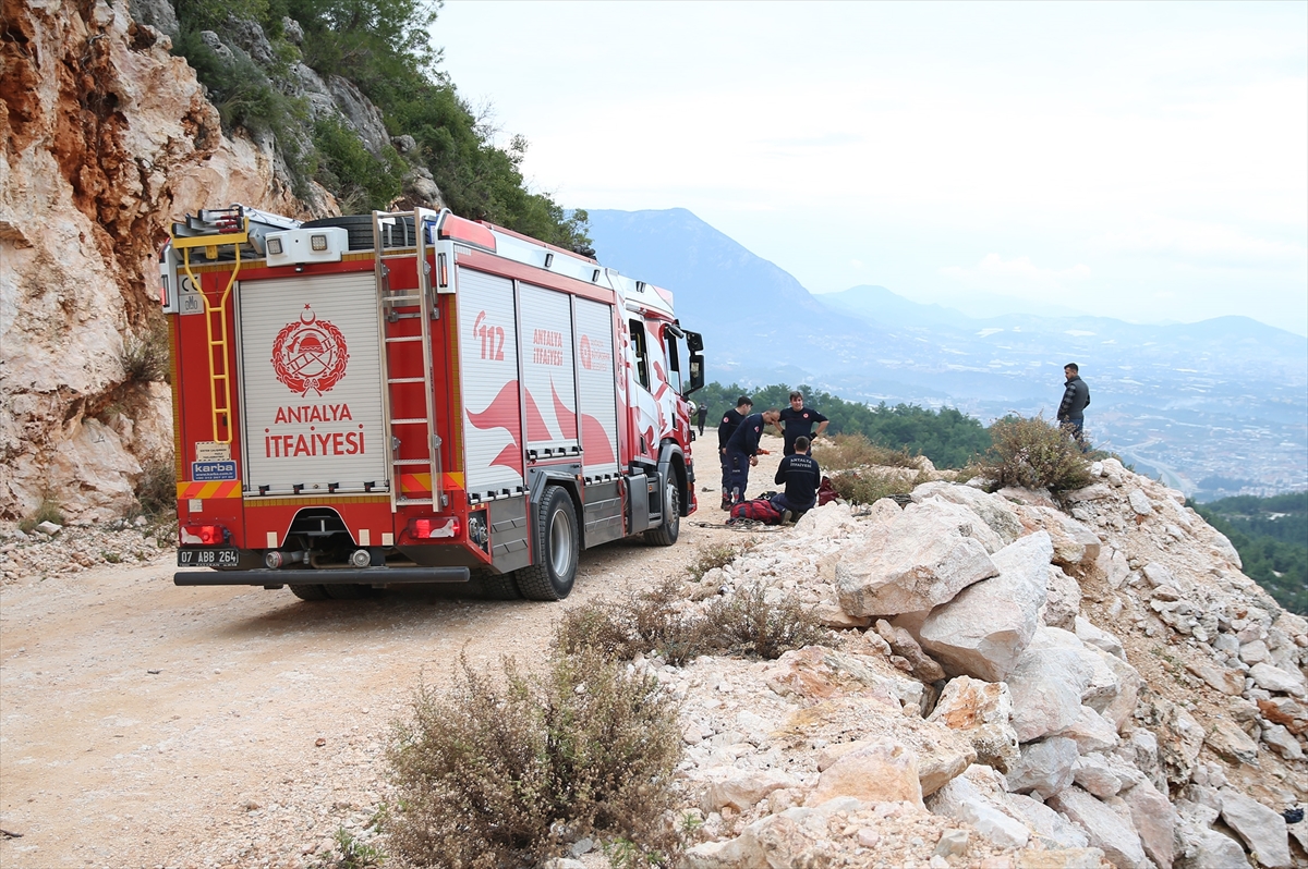 Alanya'da eşiyle tartışan kişinin uçuruma yuvarladığı otomobili kullanılamaz hale geldi