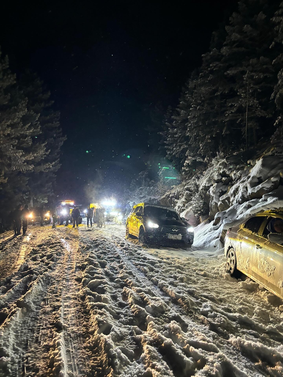 Alanya'da kar nedeniyle yayla yolunda mahsur kalan 33 kişi kurtarıldı