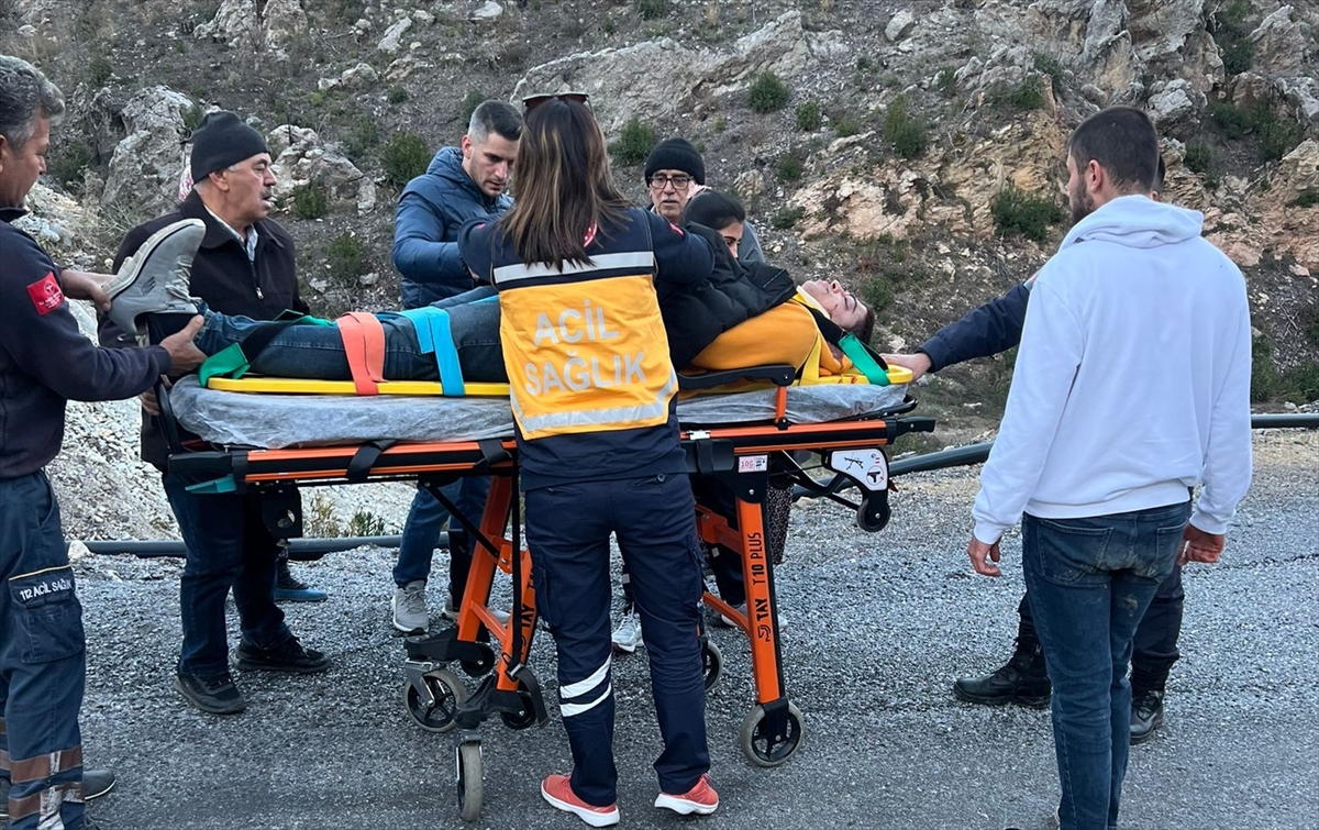 Alanya'da şarampole devrilen otomobilde sürücü yaralandı