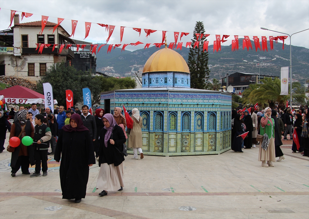 Alanya'da “Şehitlerimize saygı, Filistin'e destek” yürüyüşü düzenlendi