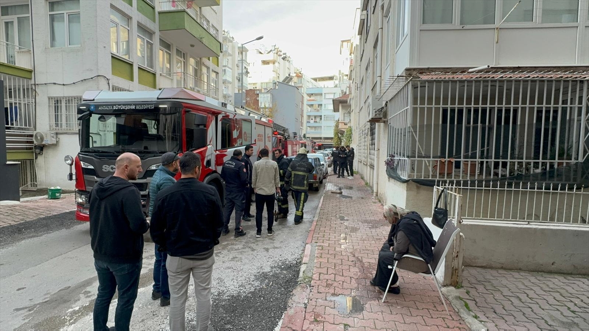 Antalya'da apartman dairesinde çıkan yangın söndürüldü