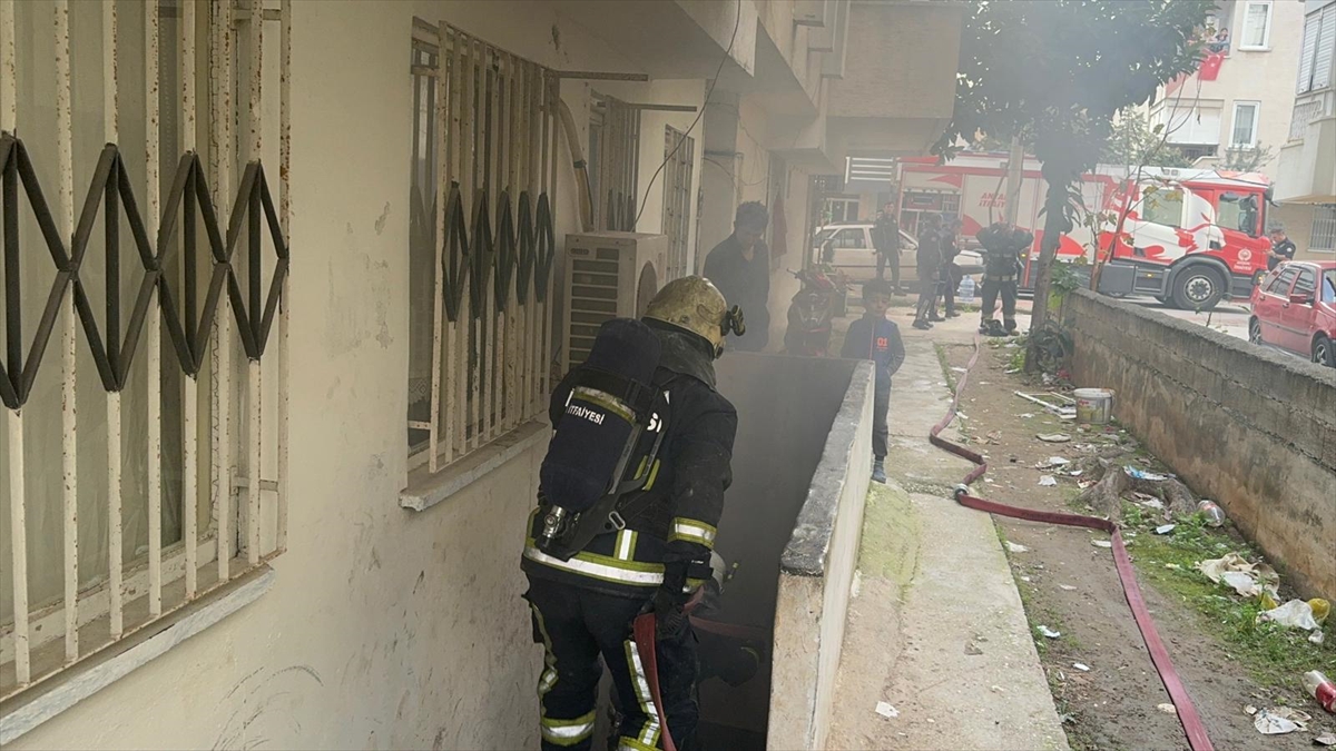 Antalya'da araç tamirhanesinde çıkan yangın söndürüldü