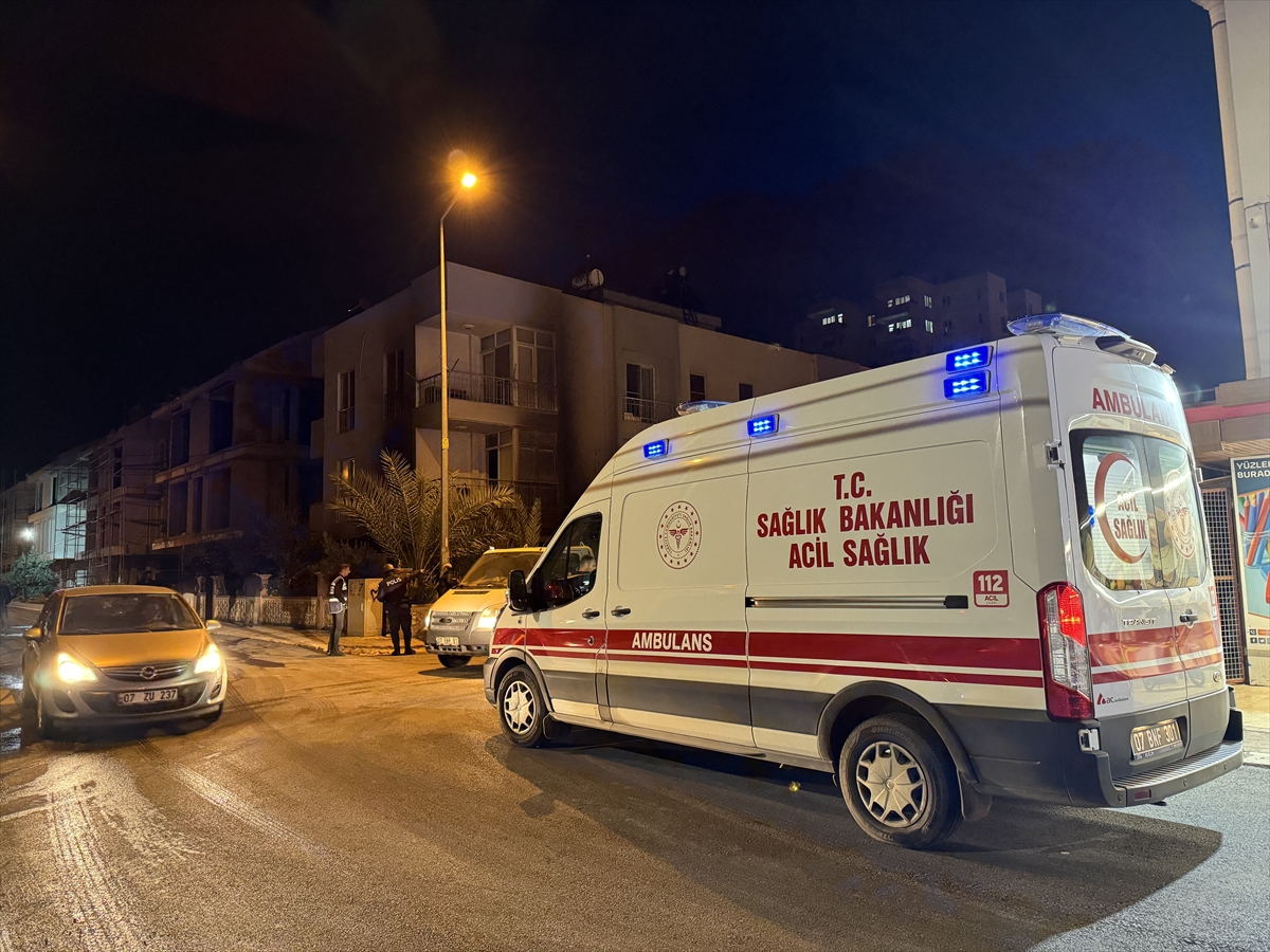 Antalya'da çıkan ev yangını hasara yol açtı