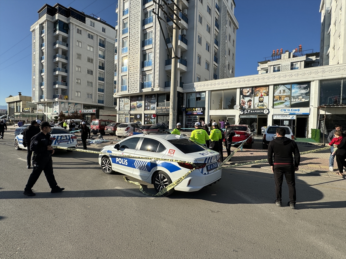 Antalya'da durakta bekleyen yolculara otomobilin çarpması sonucu 2 kişi öldü, 1 kişi yaralandı