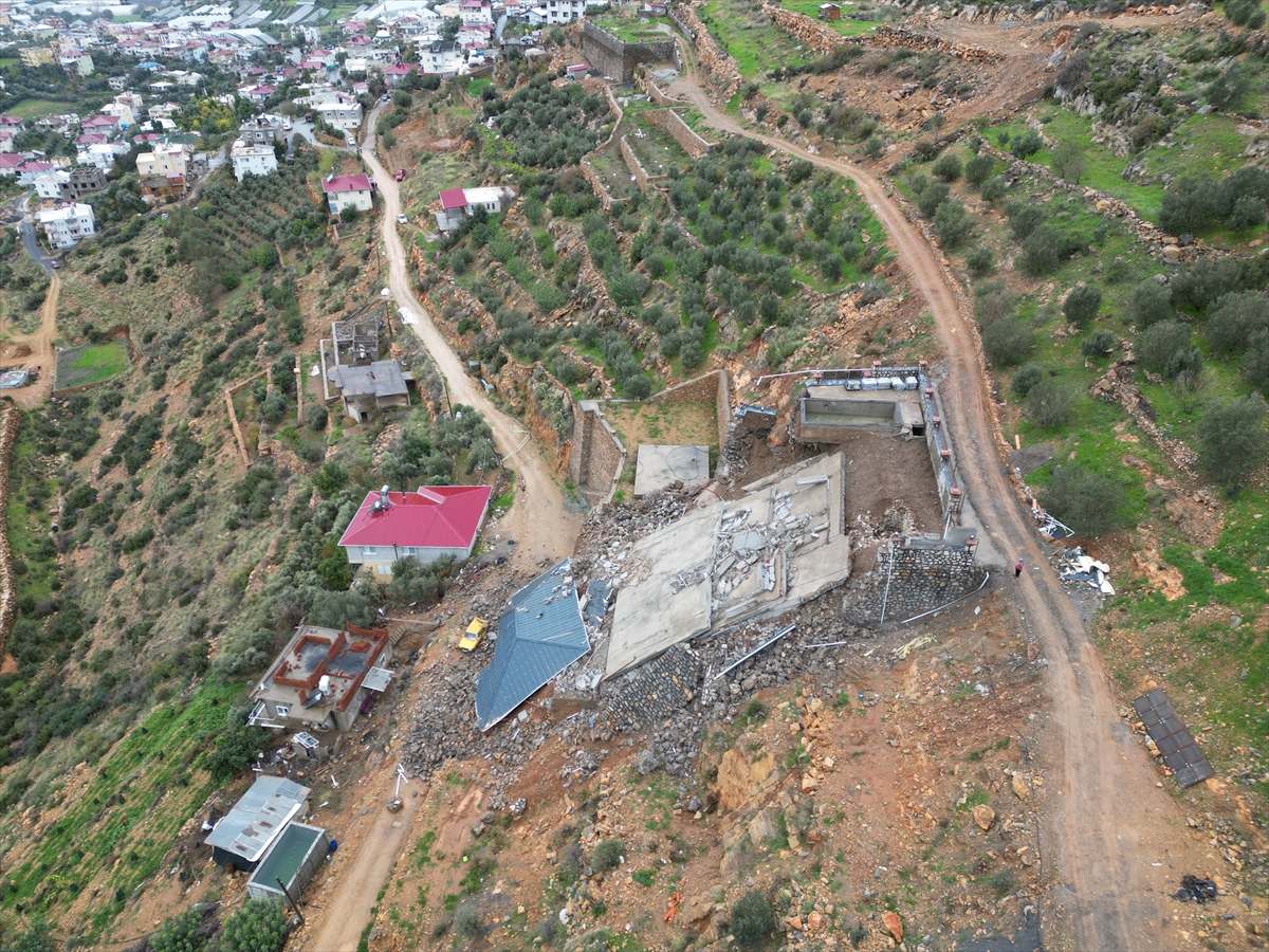 Antalya'da heyelan nedeniyle inşaat halindeki 2 katlı ev çöktü