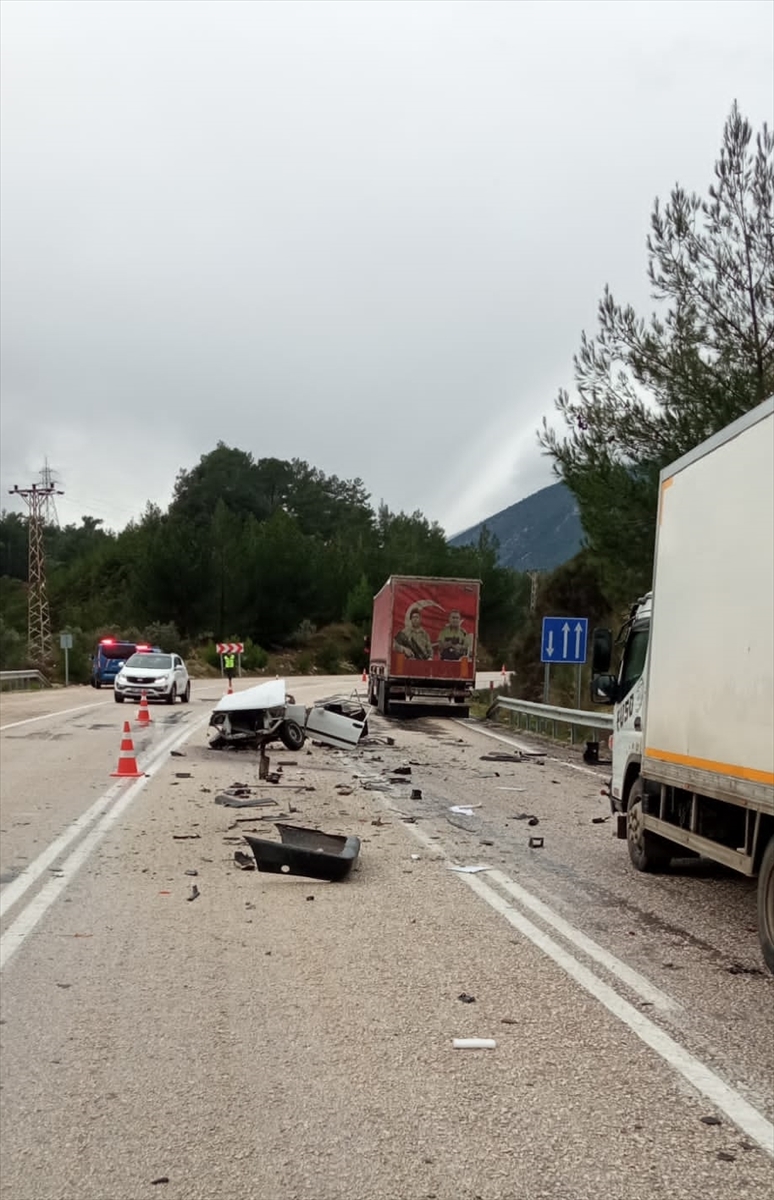 Antalya'da otomobil ile tırın çarpıştığı kazada 2 kişi yaralandı