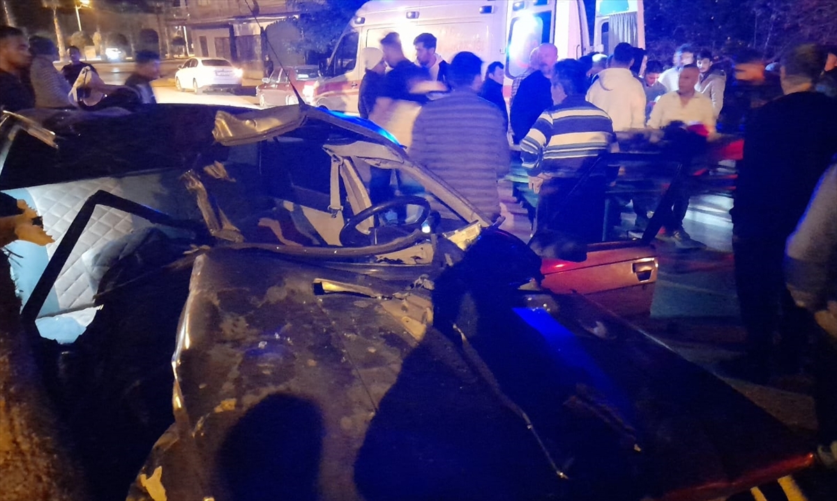 Antalya'da palmiye ağacına çarpan otomobildeki 3 kişi yaralandı