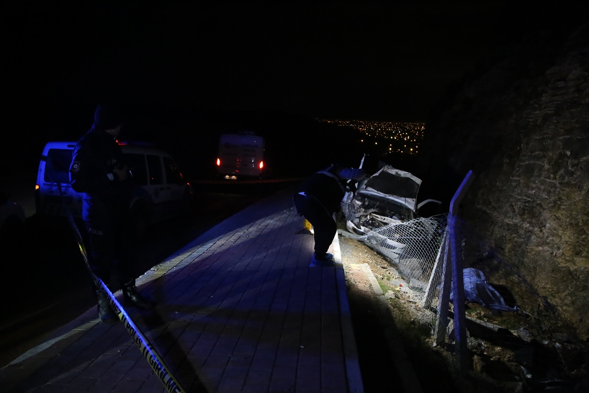 Antalya'da şarampole devrilen otomobildeki 2 kişi öldü, 2 kişi yaralandı