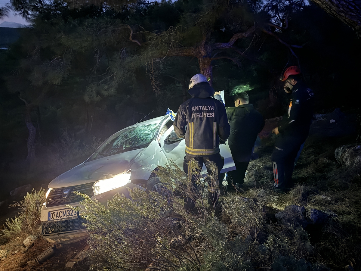 Antalya'da uçuruma yuvarlanan araçtaki 3 kişi yaralandı