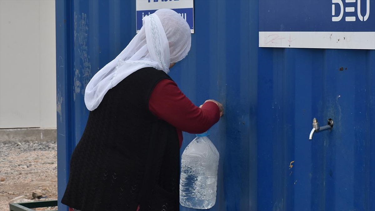 DEÜ'nün arıtma üniteleri günde 100 bin depremzedeye temiz su sağlıyor