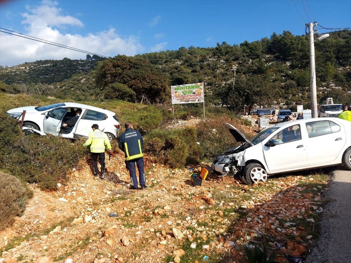 Finike'de iki otomobil çarpıştı, 3 kişi yaralandı