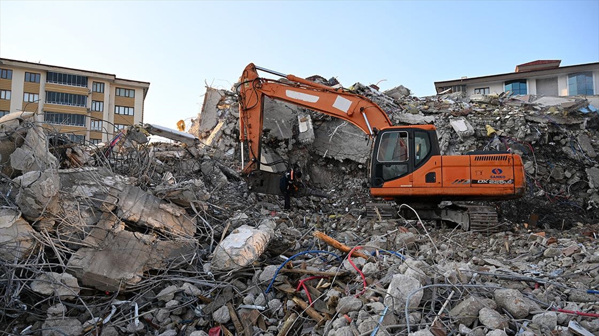 Malatya'da ağır hasarlı binaların yıkımı sürüyor