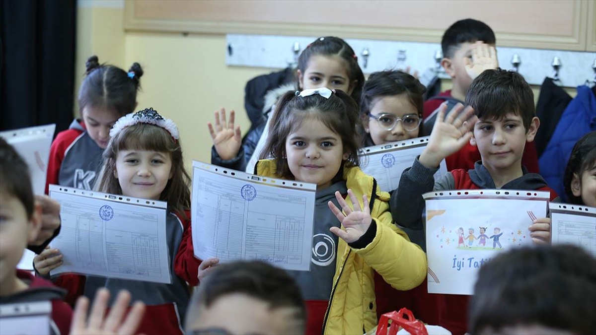 Öğrenciler yarın karne alıp yarıyıl tatiline başlayacak