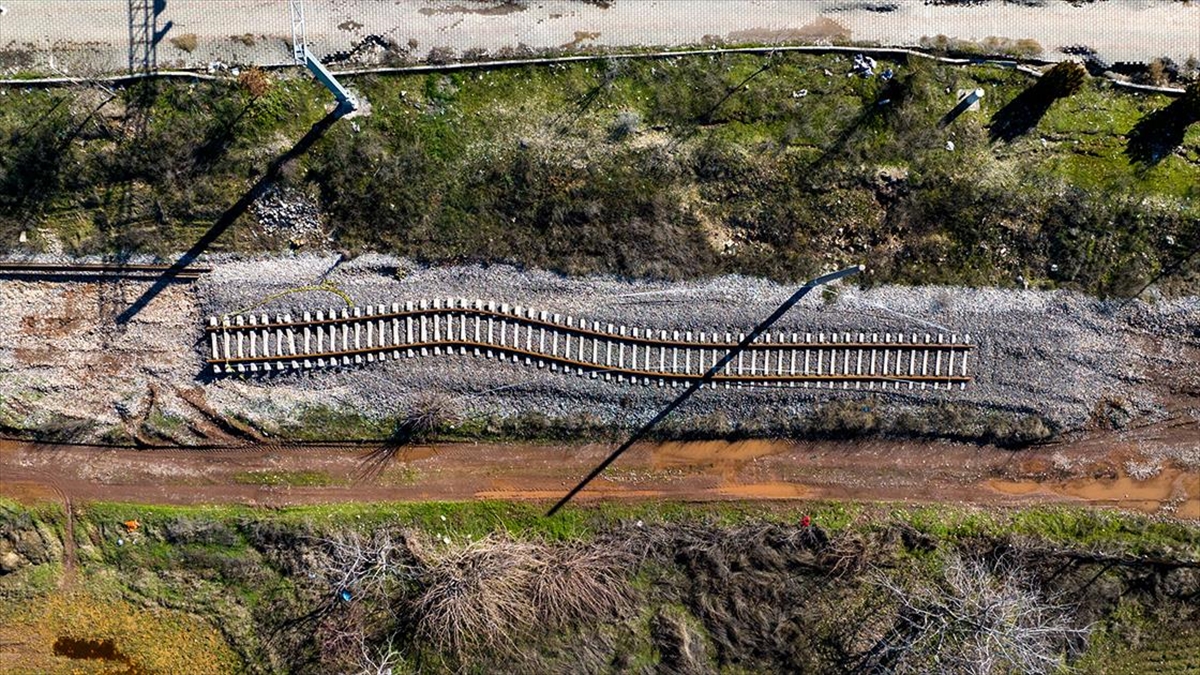 Adıyaman'da depremde hasar gören demir yolunda çalışmalar sürüyor