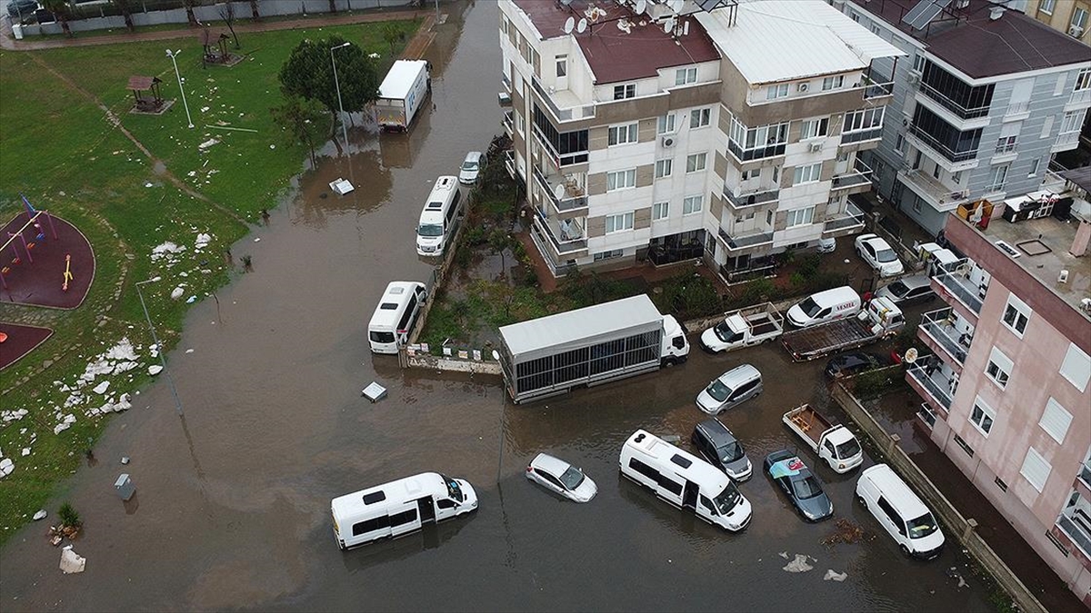 AFAD: Antalya’daki şiddetli yağışlarda 3 bin 862 binada su baskını meydana geldi