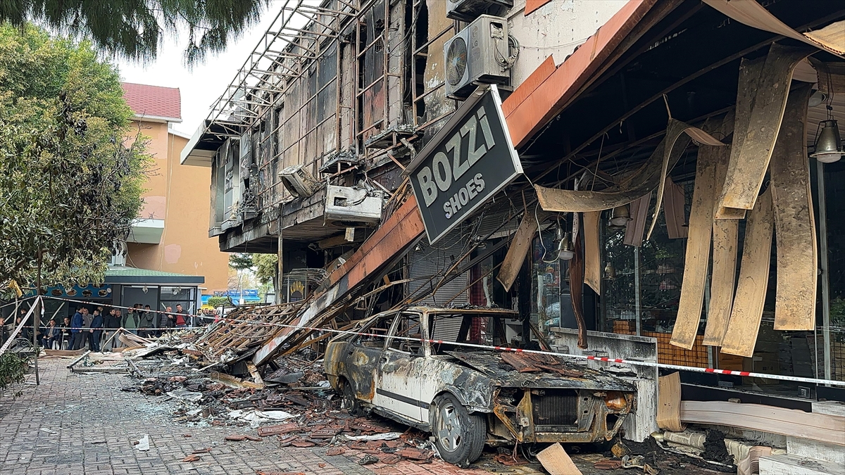 Alanya'da çıkan yangında 4 iş yeri ve bir otomobil kullanılamaz hale geldi