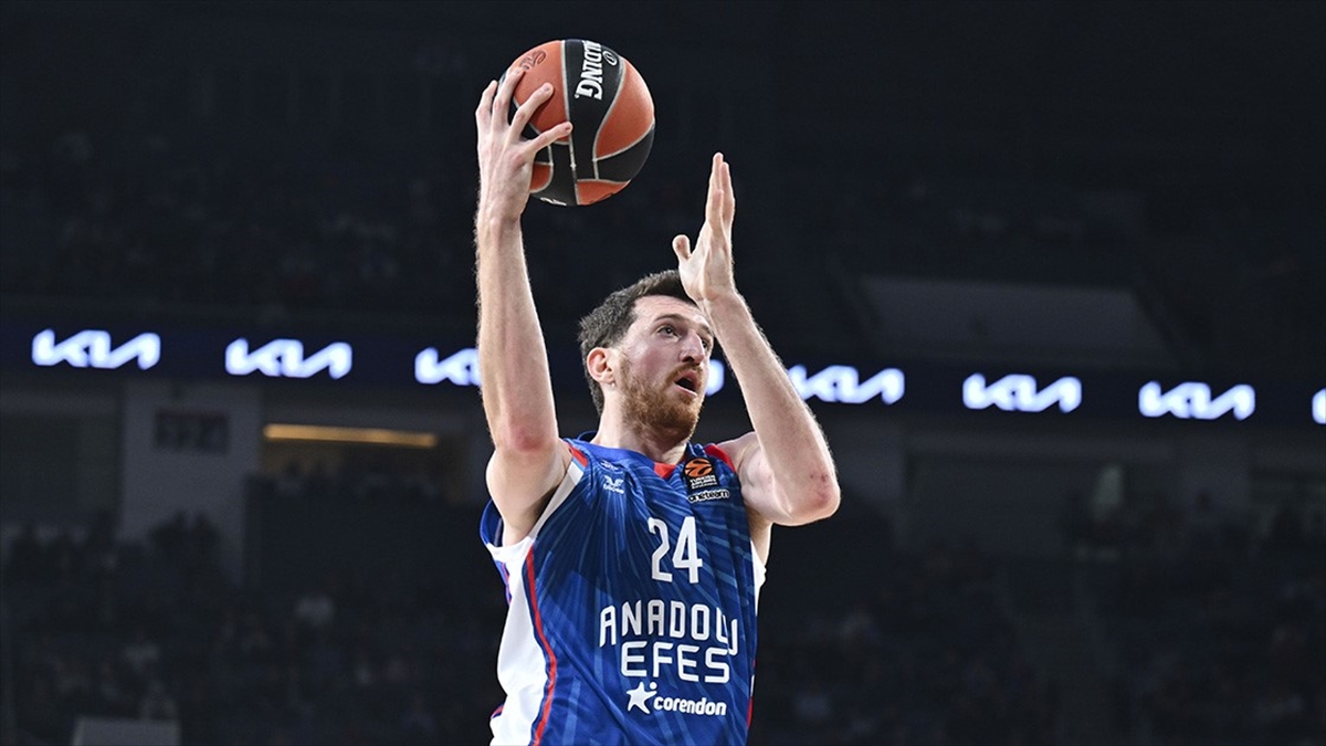 Anadolu Efes, Maccabi Playtika ile yarın Letonya'da karşılaşacak