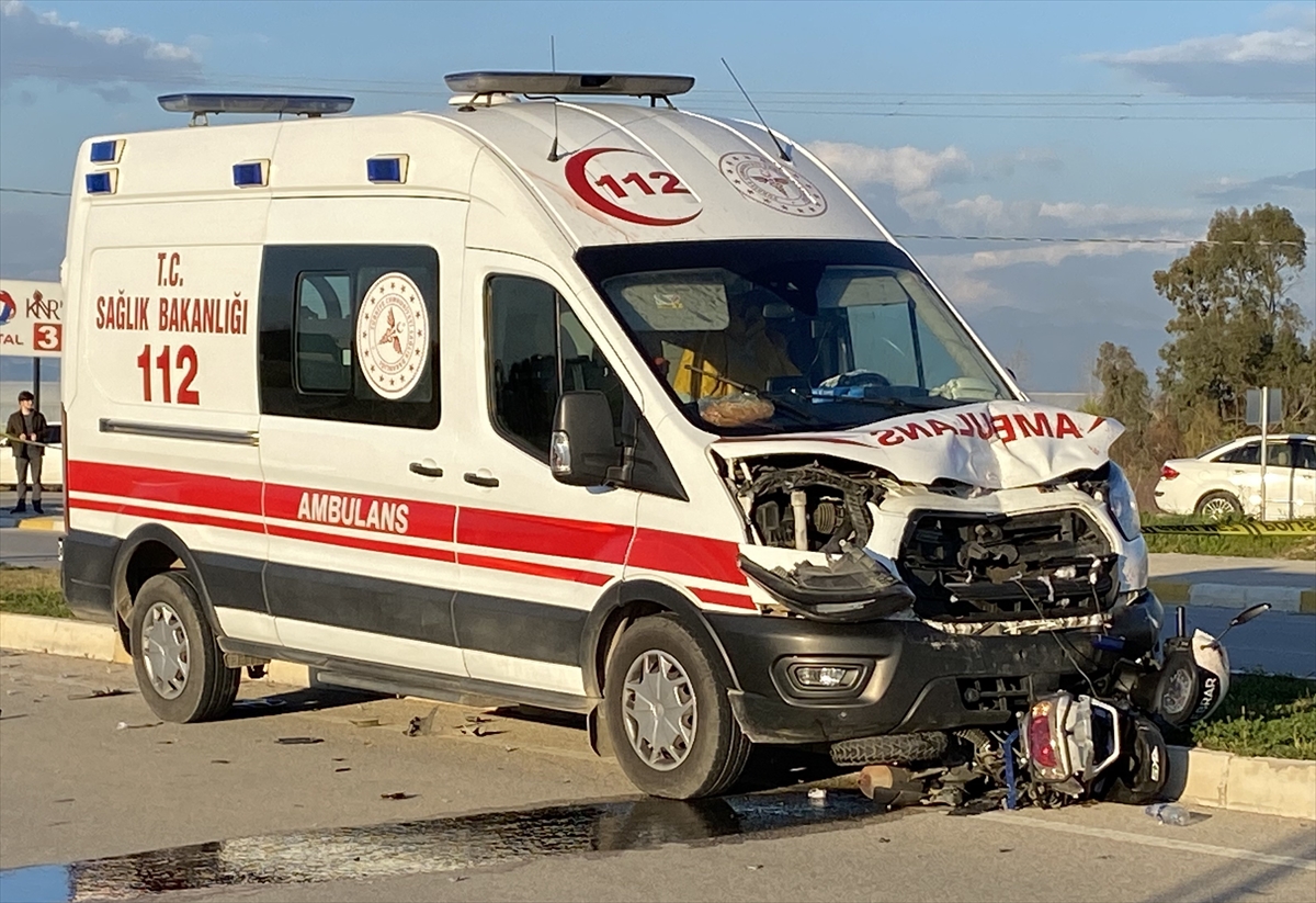 Antalya'da ambulans ile çarpışan motosikletin sürücüsü öldü