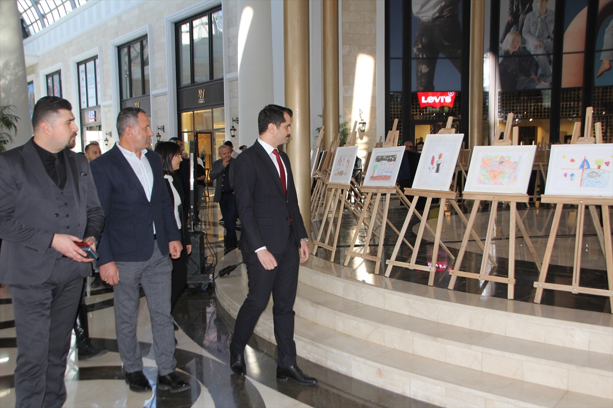 Antalya'da depremzede çocukların yaptığı resimler sergilendi