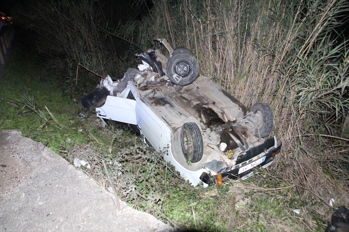 Antalya'da iki otomobilin çarpıştığı kazada 3 kişi yaralandı