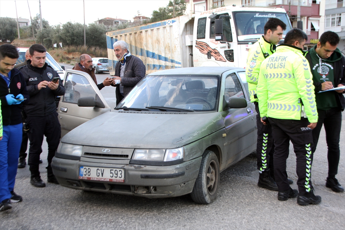 Antalya'da motosiklet ile otomobilin çarpışması sonucu sürücüler yaralandı