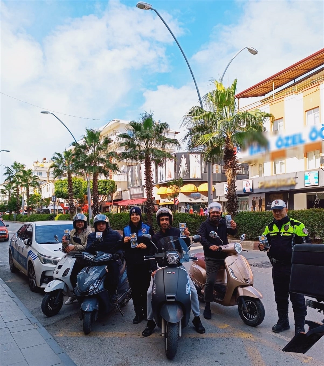 Antalya'da motosiklet sürücülerine kask kullanımının önemi anlatıldı