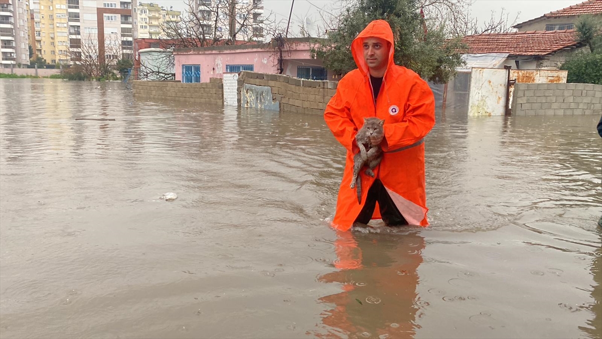 Antalya'da sağanak ve dolu etkisini sürdürüyor