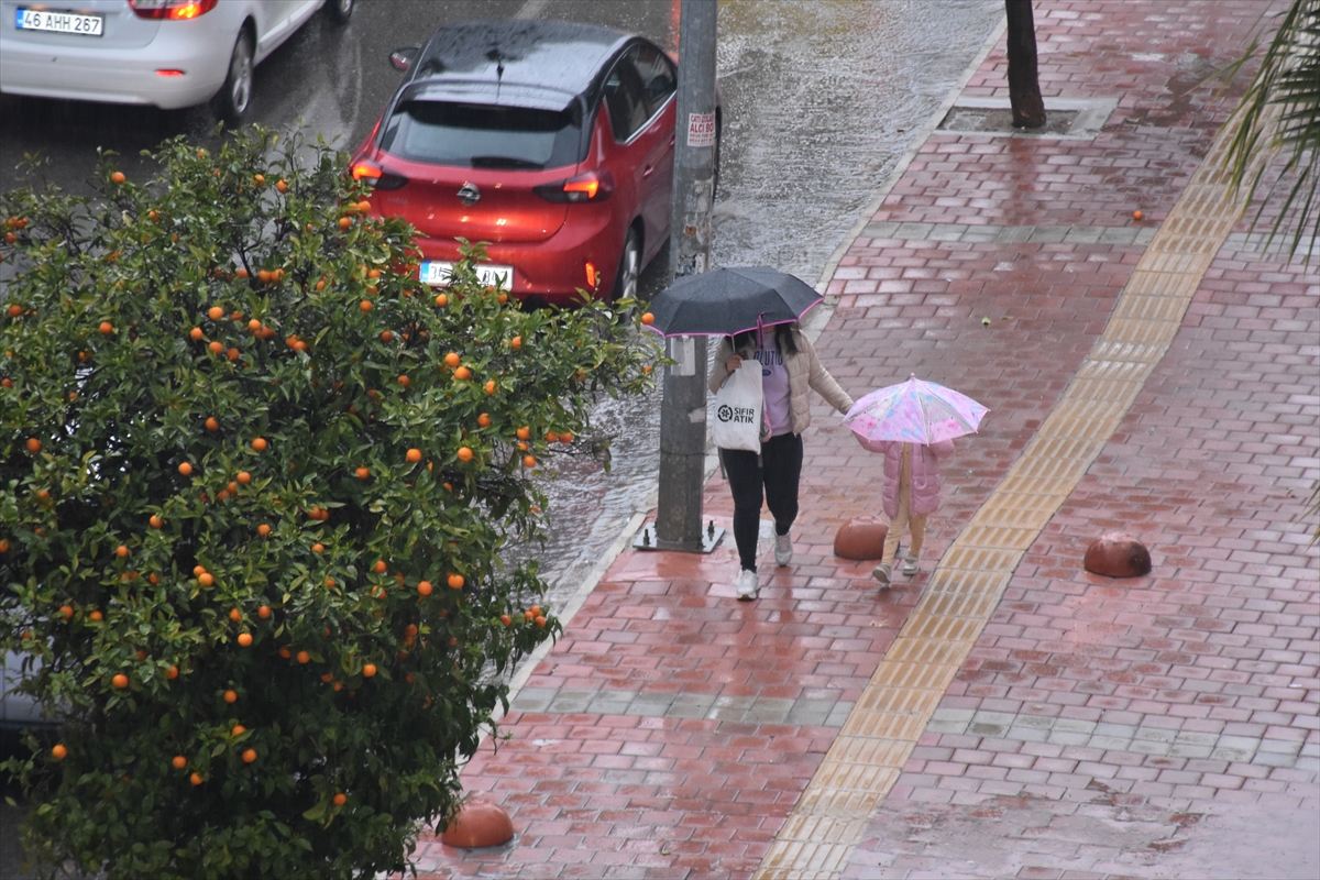 Antalya'da sağanak etkili oluyor