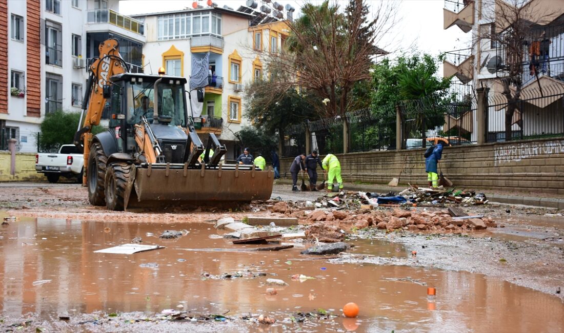 Antalya'da sağanak nedeniyle meydana