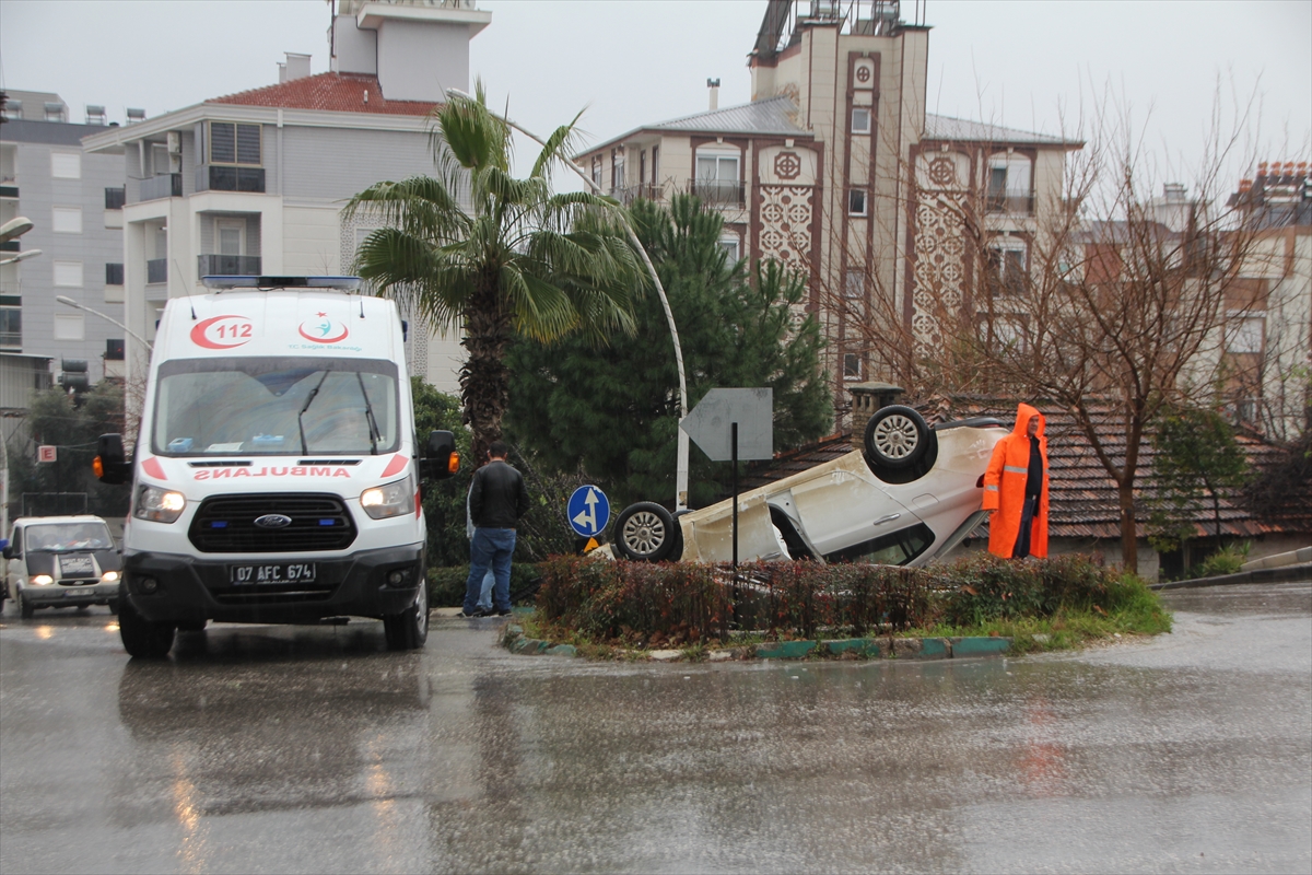 Antalya'da takla atan otomobilin sürücüsü yaralandı