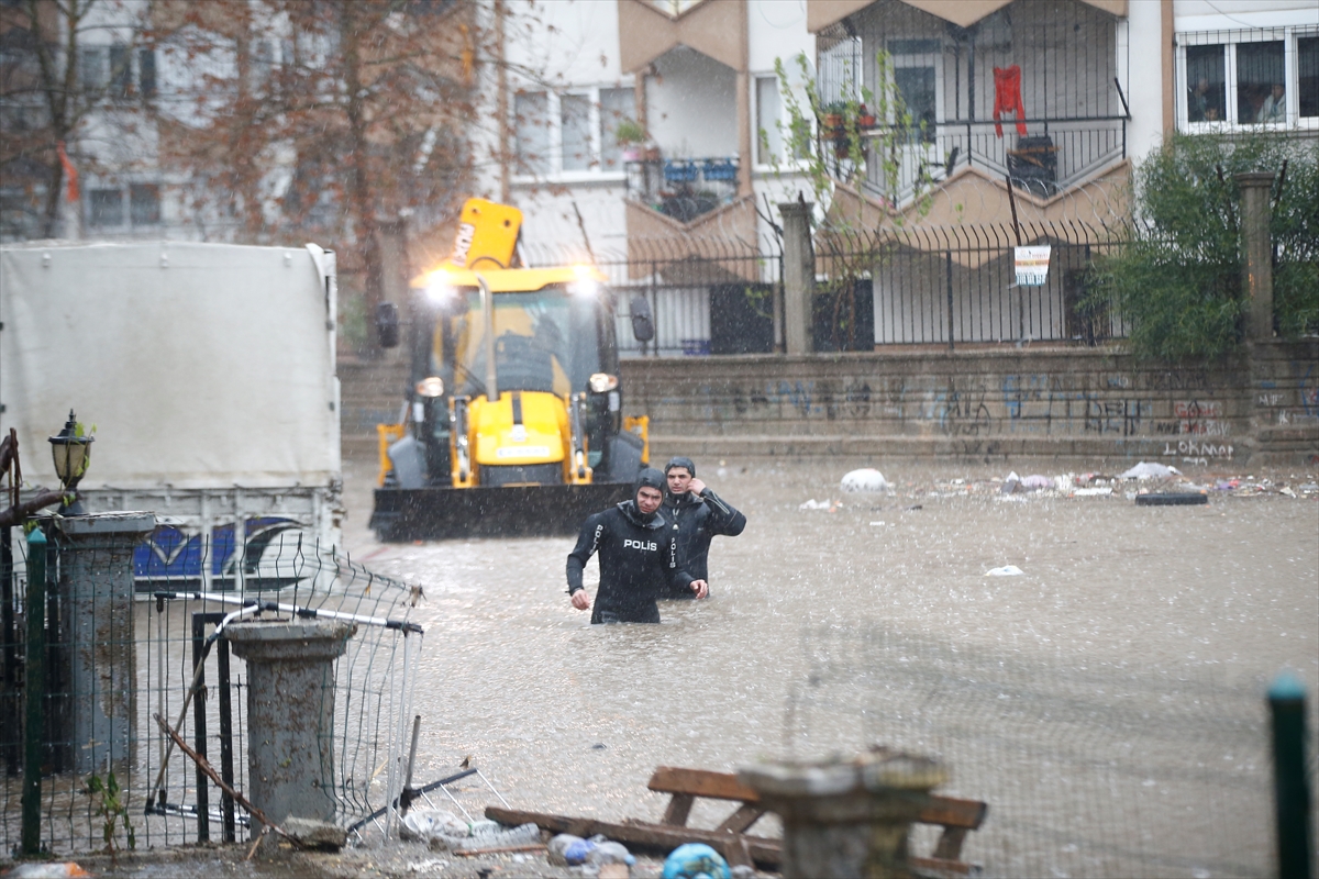 Antalya'daki şiddetli yağış etkili oluyor