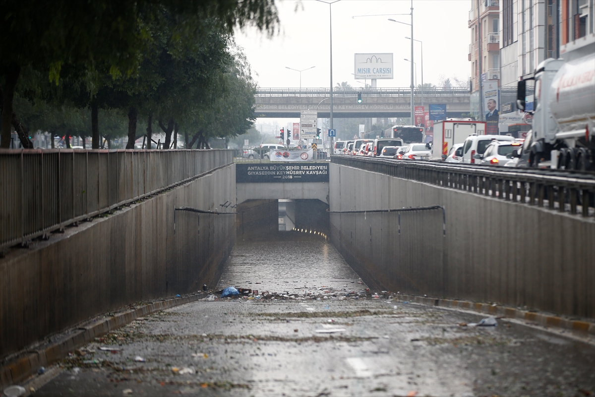 GÜNCELLEME – Antalya'daki şiddetli yağışta 1 kişi hayatını kaybetti