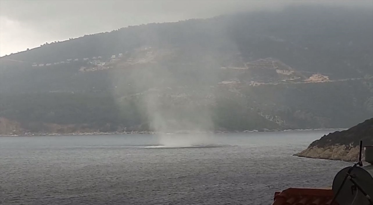 Antalya'nın Kaş ilçesinde denizde hortum oluştu