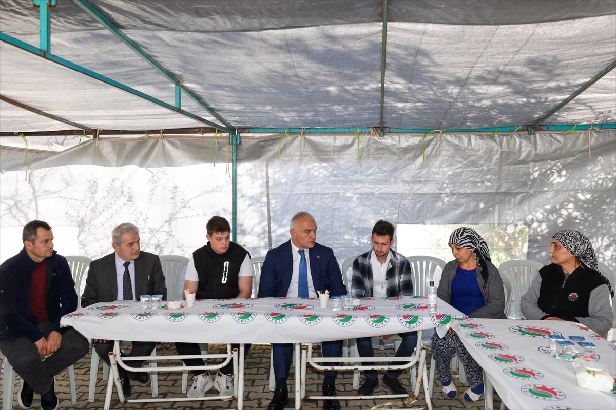 Bakan Ersoy'dan Antalya'da şiddetli yağışta ölen kişinin ailesine taziye ziyareti