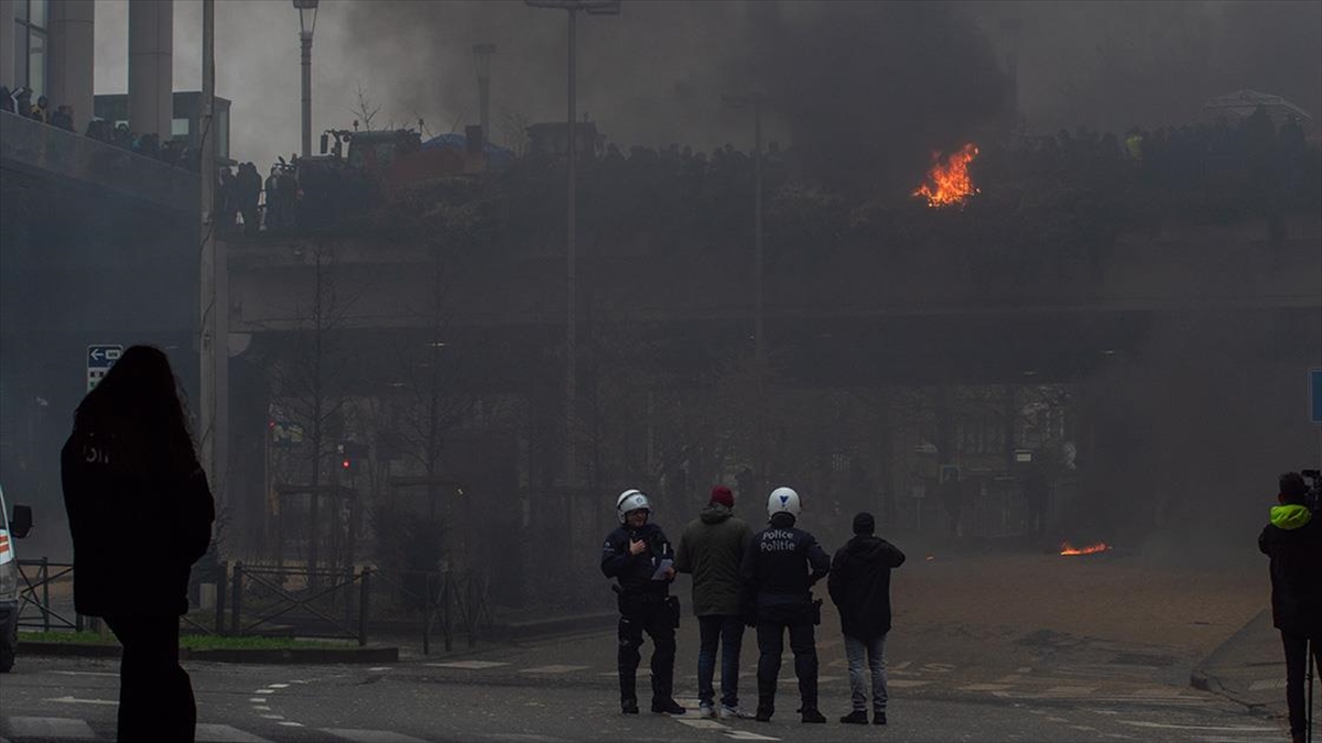 Çiftçiler, AB kurumları önünde protesto düzenledi