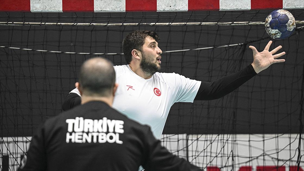 Depremzede hentbolcu Mehmet Emre, hem Beşiktaş'ta hem milli takımda kupaları kaldırmak istiyor