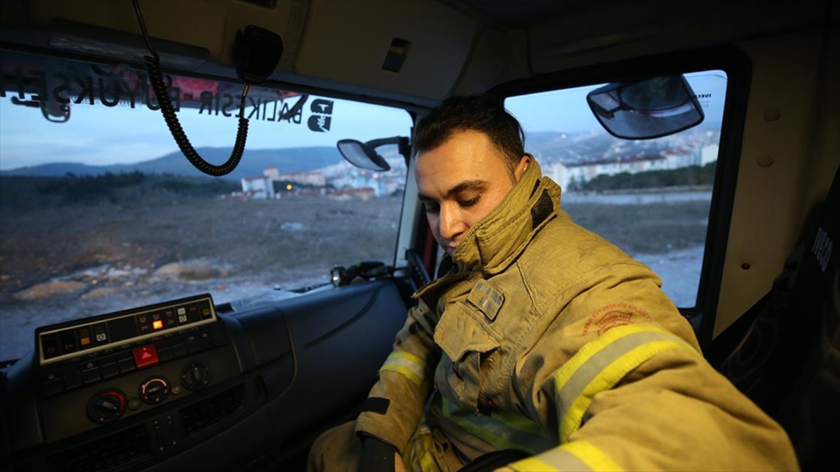 Enkazdan 88 saat sonra çıkarılan genç, kendisini kurtaran itfaiye  ekibine katıldı