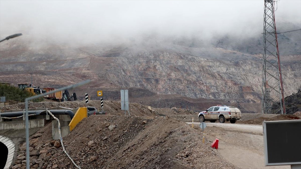 Erzincan’da maden ocağında toprak altında kalan işçileri arama çalışmaları sürüyor