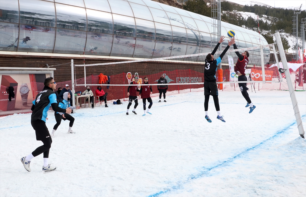 Erzurum'da düzenlenen Üniversiteler Arası Türkiye Kar Voleybolu Şampiyonası tamamlandı