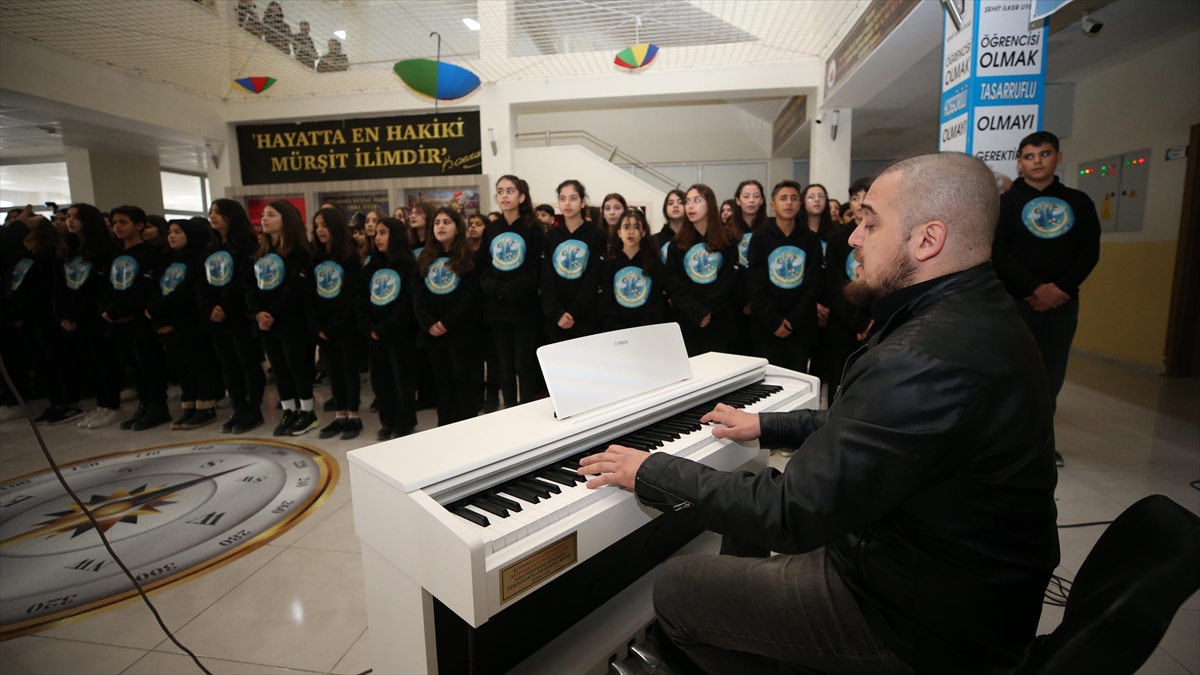 Hatay’da öğrenciler depremde hayatını kaybedenlerin anısını kurdukları koroyla yaşatıyor