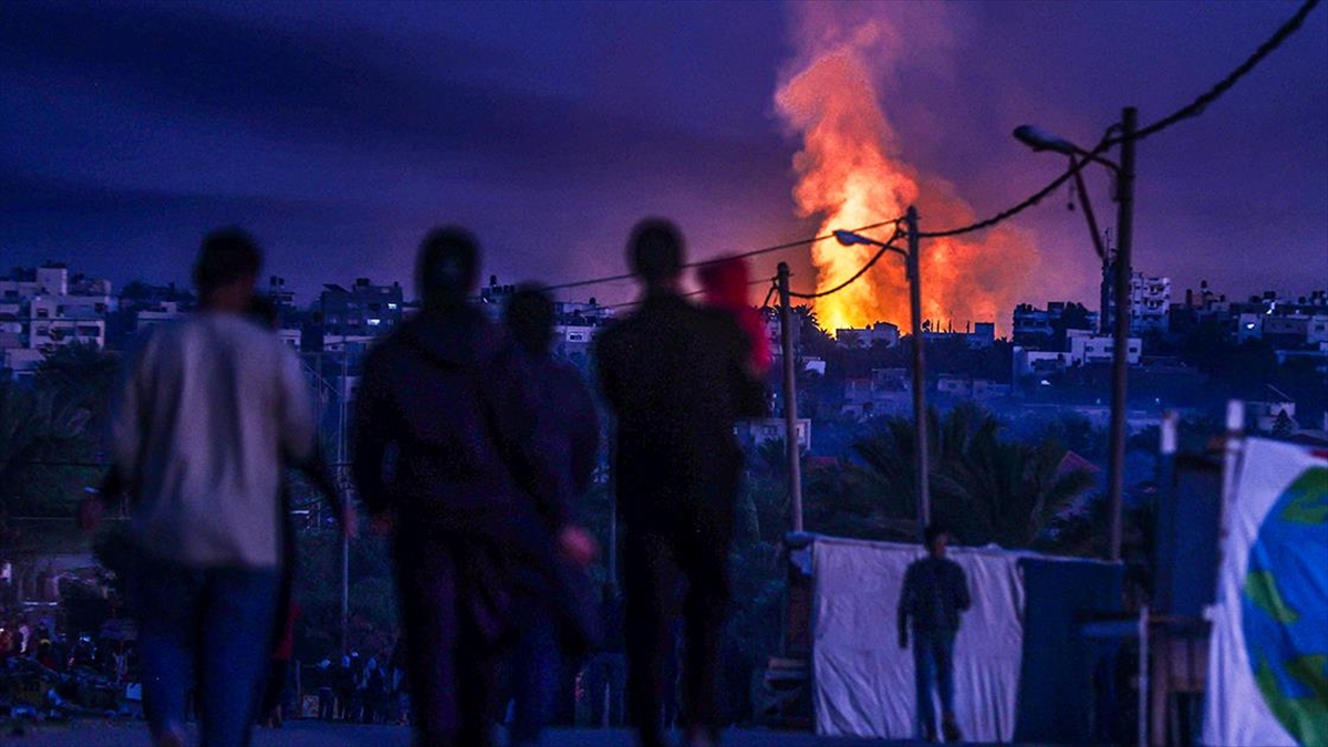 İsrail, işgal ettiği Gazze Şeridi’ndeki evleri içindeki eşyalarla birlikte “sistematik olarak” yakıyor