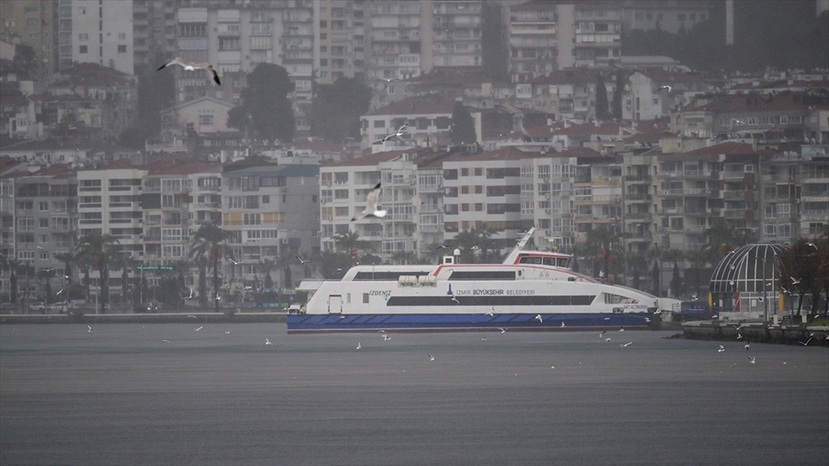 İzmir’de vapur seferleri hava muhalefeti nedeniyle iptal edildi