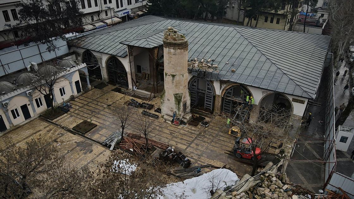 Kahramanmaraş'ta depremde ağır hasar alan tarihi Ulu Cami ayağa kaldırılıyor