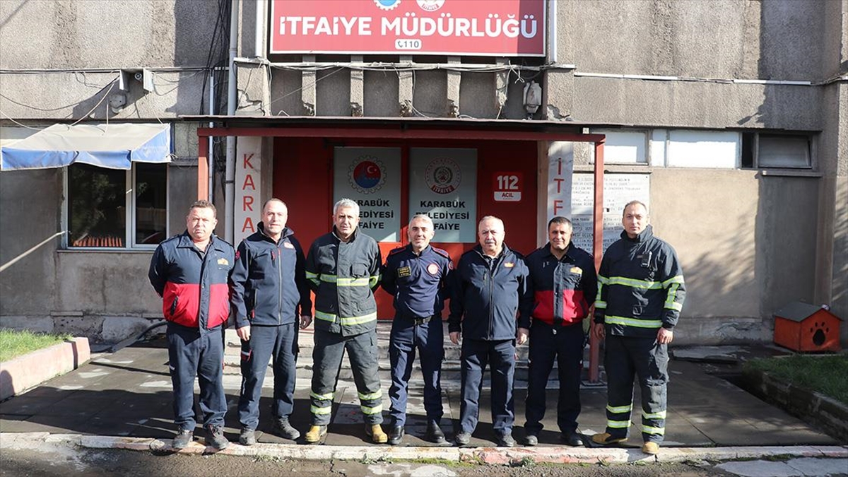 Karabük itfaiye ekipleri, enkazdan sağ çıkardıkları depremzedeleri unutamıyor