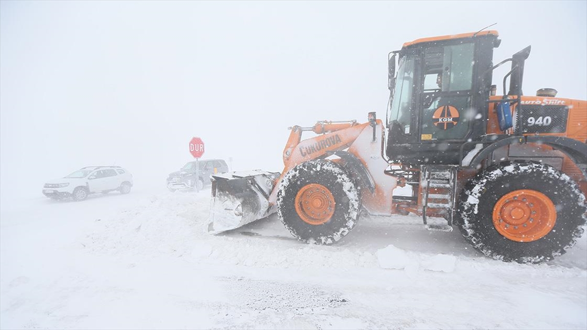 Kars-Ardahan kara yolu kar ve tipi nedeniyle ulaşıma kapatıldı