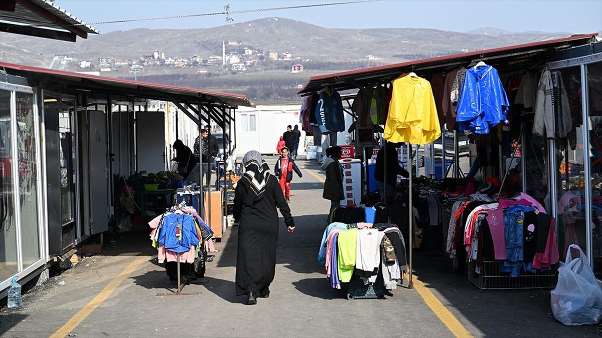 Malatya'daki konteyner kentin depremzede esnafı işlerden memnun