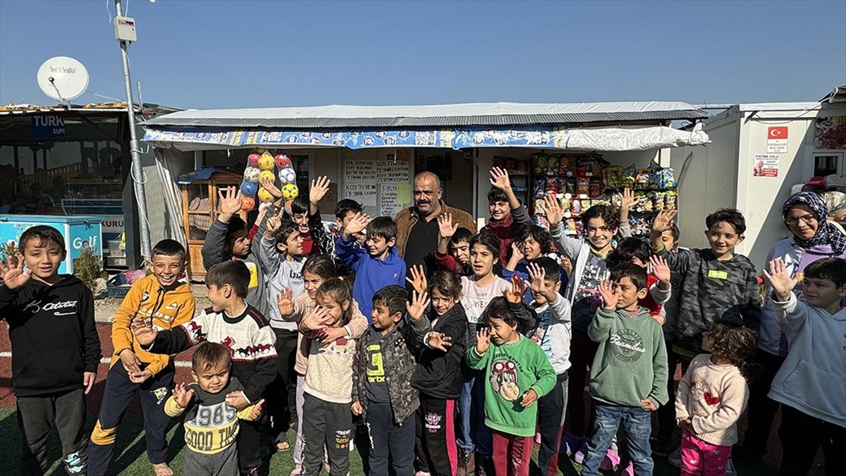 Osmaniye'de evi ve dükkanı yıkılan depremzede, konteyner kentin “bakkal amcası” oldu