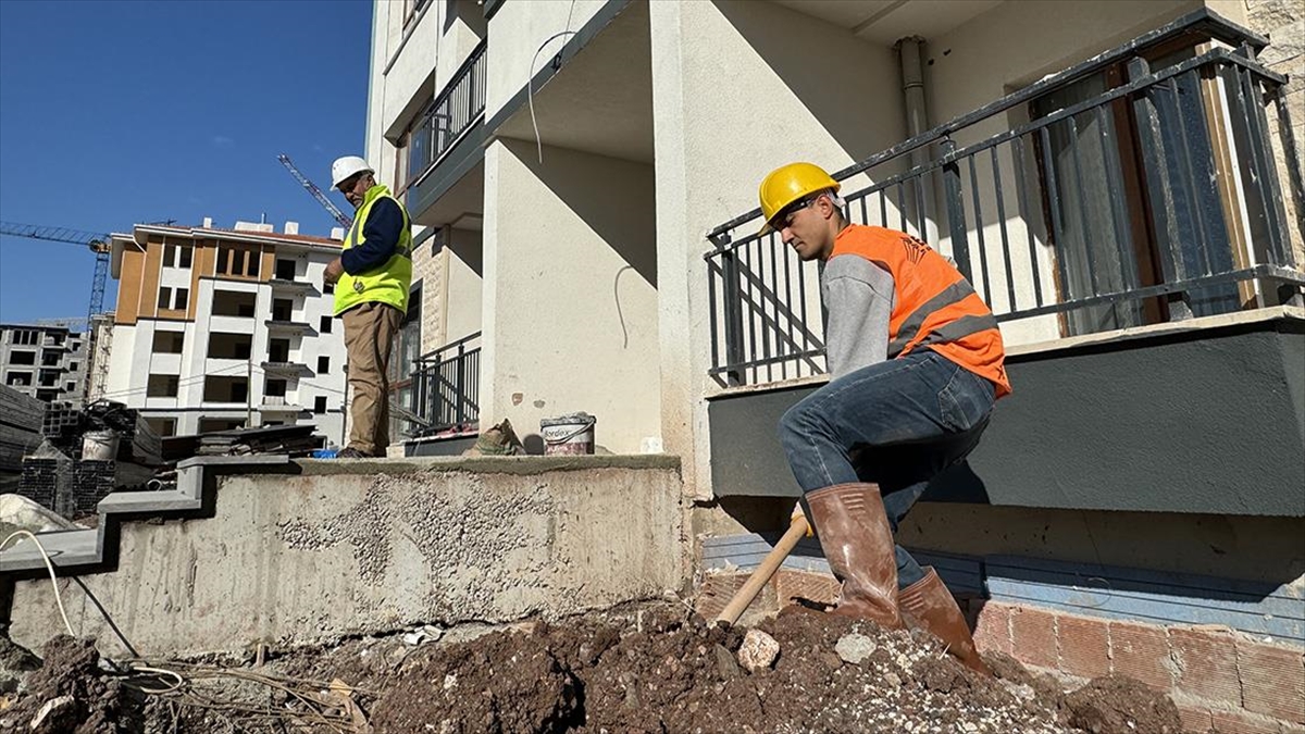 Osmaniye'deki afet konutlarının yapımında depremzedeler de çalışıyor