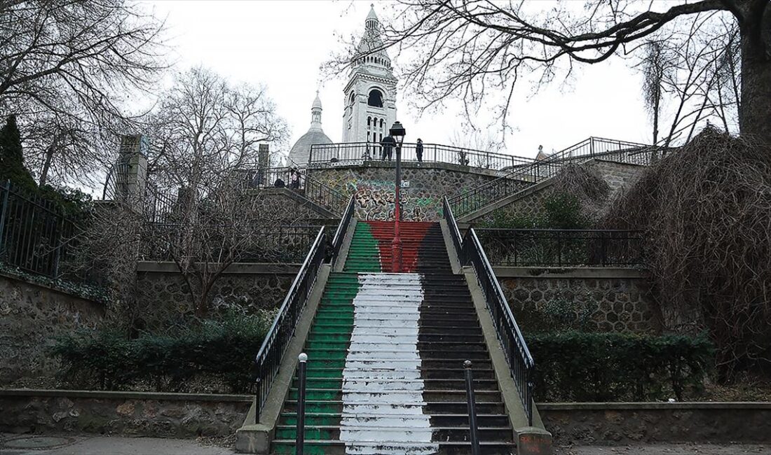 Fransa'nın başkenti Paris'in hem