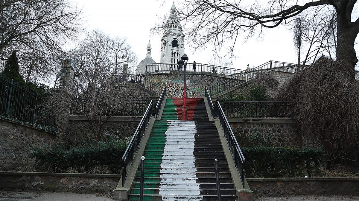 Paris’in simgelerinden Sacre Coeur’ün merdivenleri Filistin bayrağı renklerine boyandı